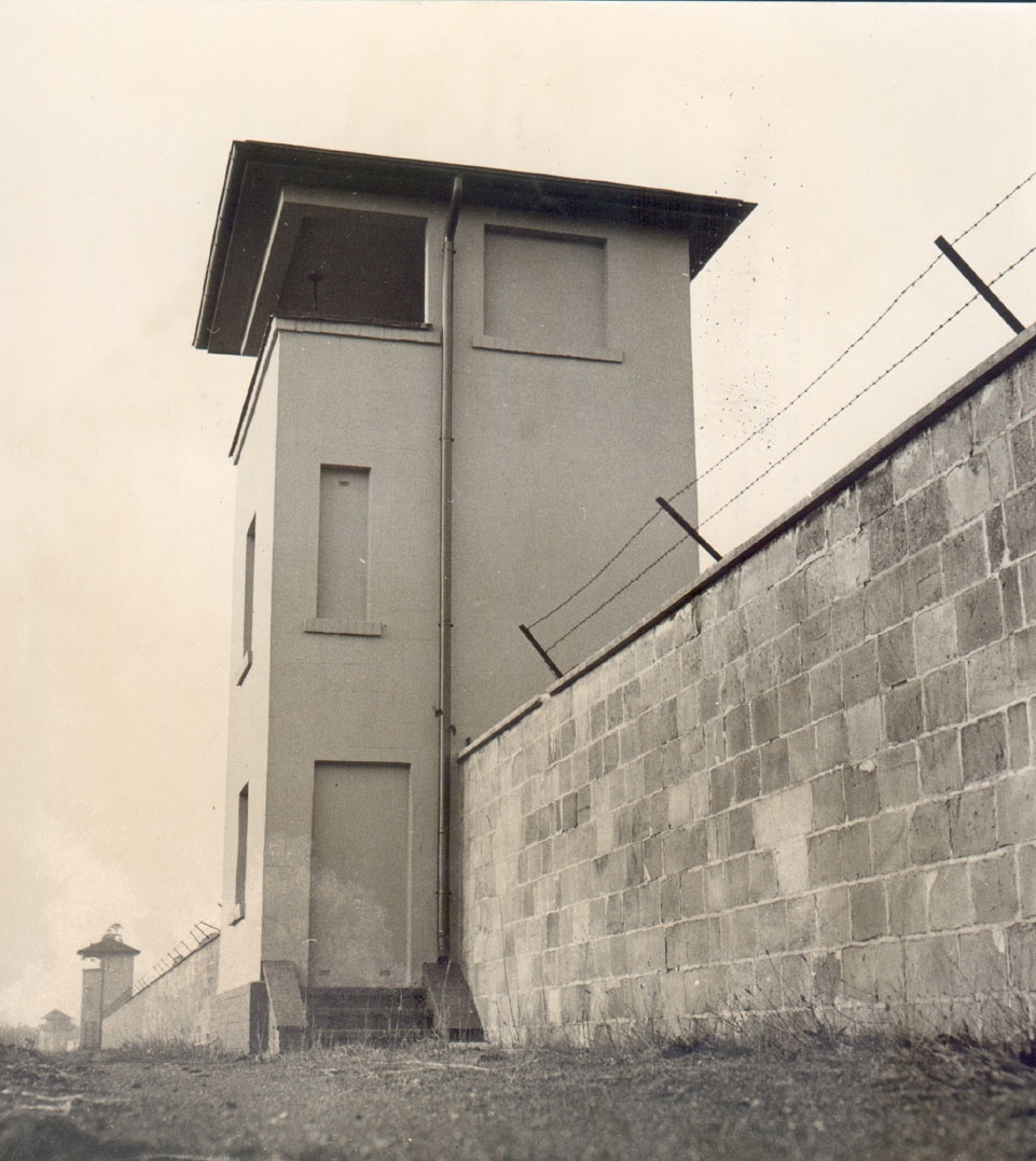 Wachturm an der Lagermauer (1961) (Gedenkstätte und Museum Sachsenhausen CC BY-NC-SA)