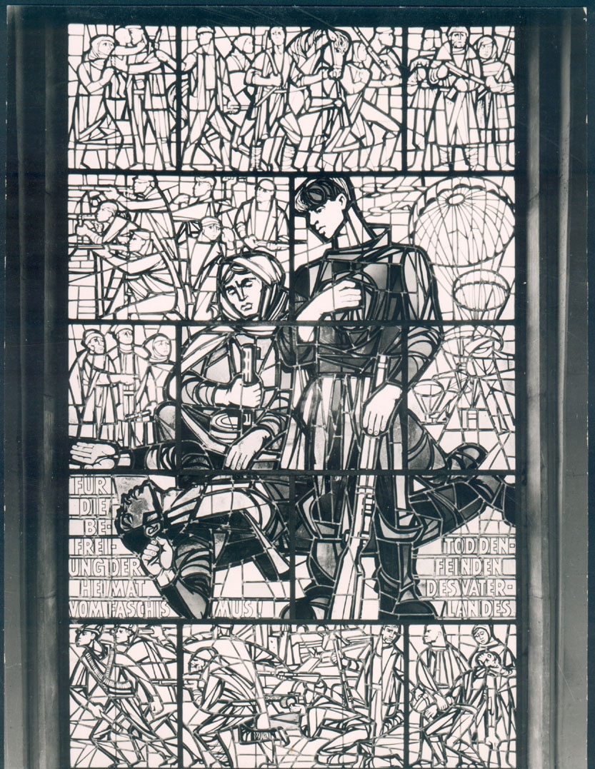 Teil des Glastriptychon von Walter Womacka, gewidmet dem Freiheitskampf der europäischen Völker  (Gedenkstätte und Museum Sachsenhausen CC BY-NC-SA)