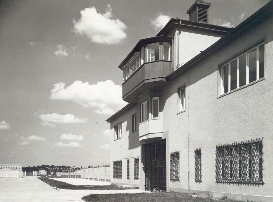 &quot;Turm A&quot;, Eingangstor zum ehemaligen KZ Sachsenhausen (1961) (Gedenkstätte und Museum Sachsenhausen CC BY-NC-SA)