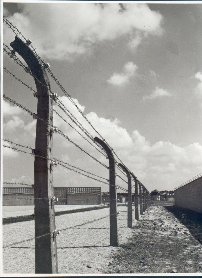 Lagermauer mit Stacheldraht (1961) (Gedenkstätte und Museum Sachsenhausen CC BY-NC-SA)