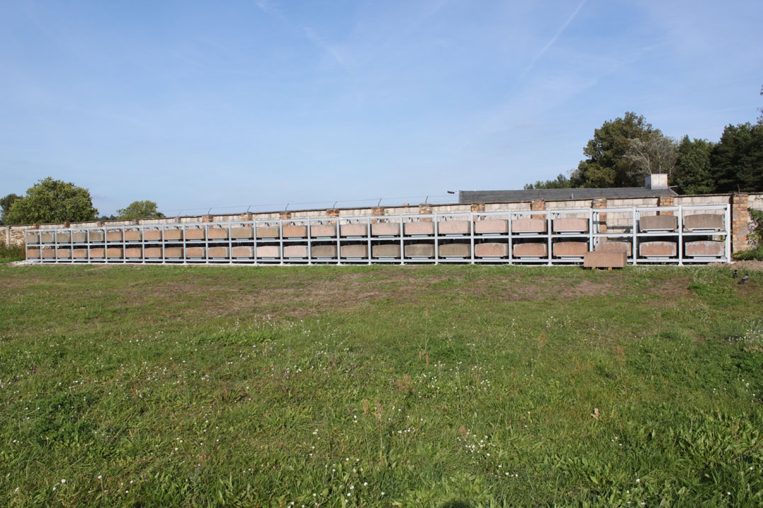 Freiflächenneugestaltung (201112), Lagerung der früheren  Barackensteine (Gedenkstätte und Museum Sachsenhausen CC BY-NC-SA)