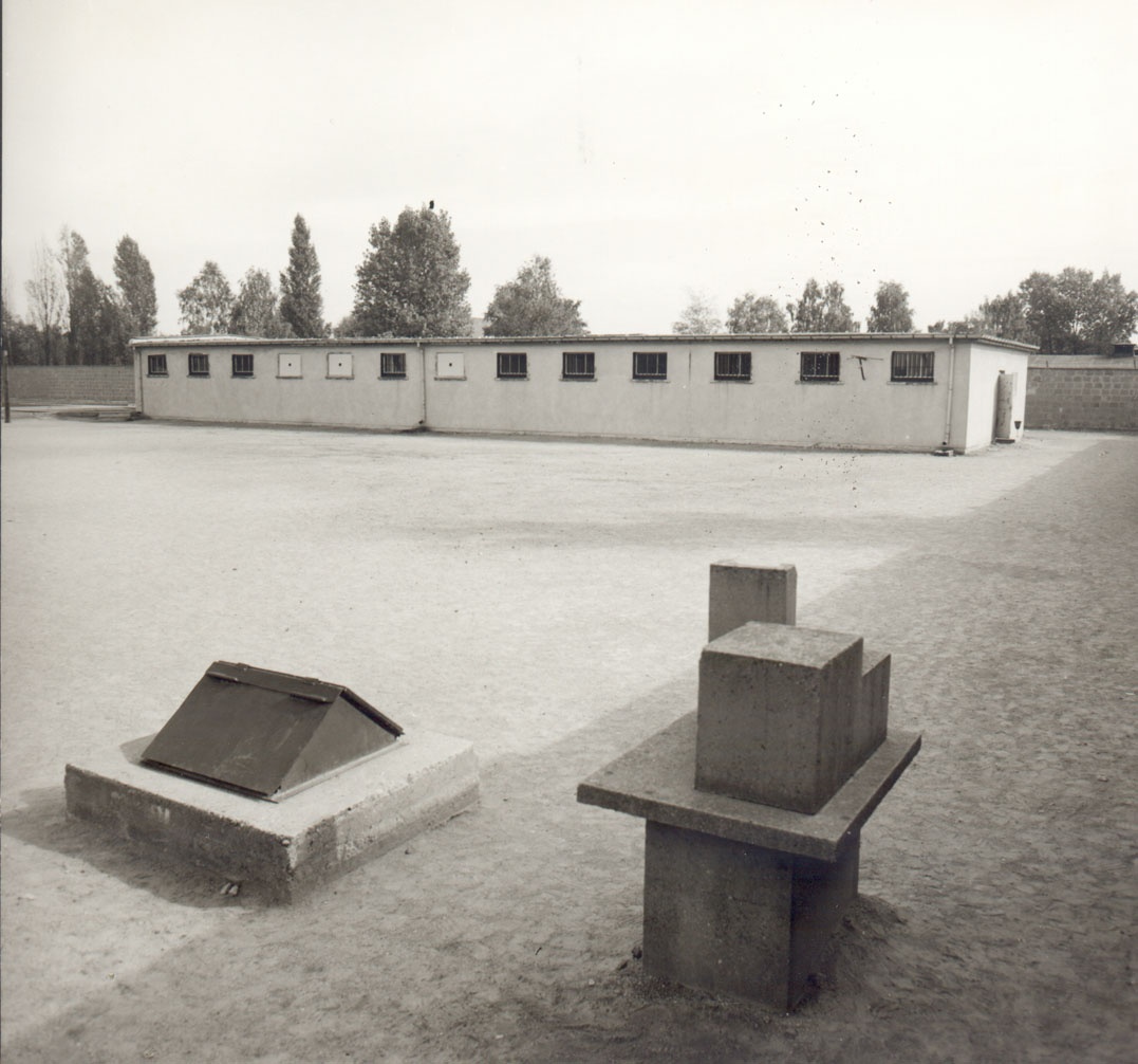 Erdbunker mit Zellenbau im Hintergrund (1961) (Gedenkstätte und Museum Sachsenhausen CC BY-NC-SA)