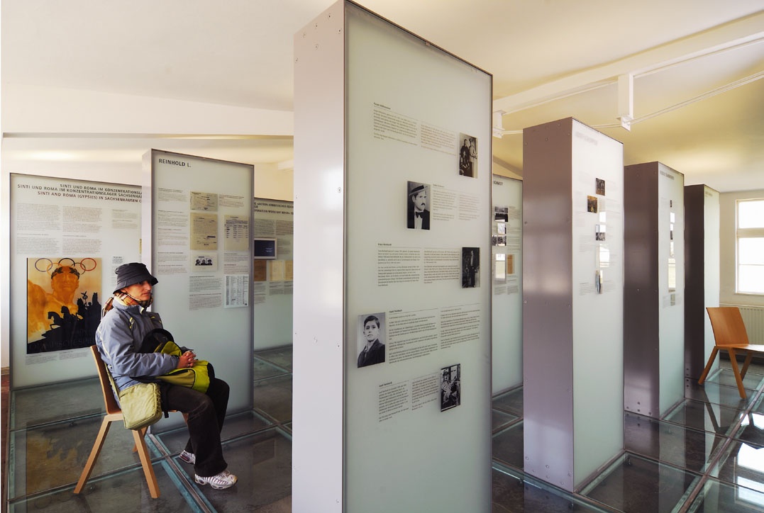 Blick in die Ausstellung &quot;Medizin und Verbrechen 1936 - 1945&quot; (2004) in den Krankenrevierbaracken  (Gedenkstätte und Museum Sachsenhausen CC BY-NC-SA)