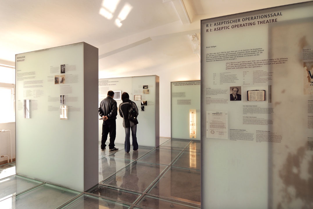 Blick in die Ausstellung &quot;Medizin und Verbrechen 1936 - 1945&quot; (2004) in den Krankenrevierbaracken  (Gedenkstätte und Museum Sachsenhausen CC BY-NC-SA)