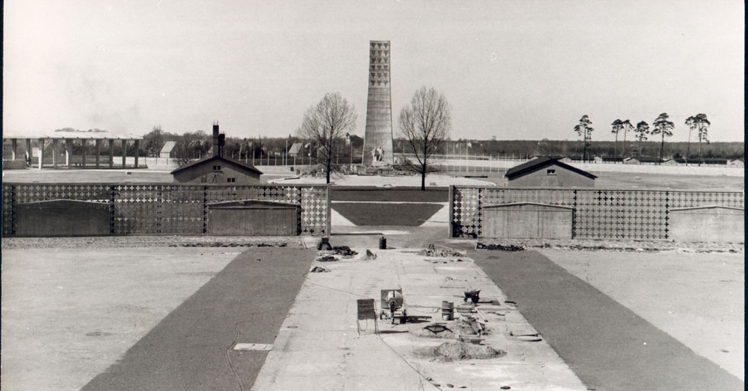 Mahnmal und Ringmauer (1961) (Gedenkstätte und Museum Sachsenhausen CC BY-NC-SA)