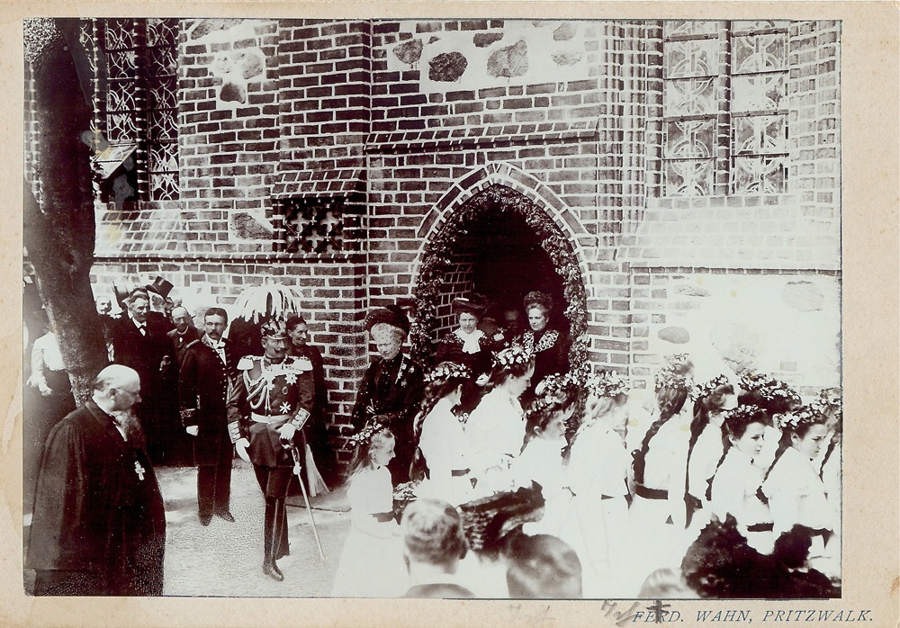 Kaiserbesuch 9.6.1904 - Vor der Kapelle11 cm x 16,8 cm (Museum Kloster Stift zum Heiligengrabe CC BY-NC-SA)