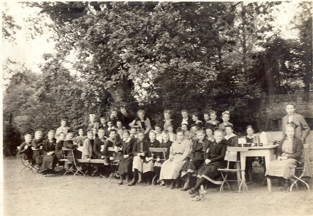 Stiftsschülerinnen beim Kaffeetrinken im Abteigarten (Museum Kloster Stift zum Heiligengrabe CC BY-NC-SA)