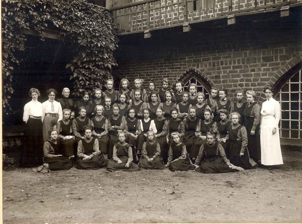 Stiftskinder mit Äbtissin und Lehrerinnen Juni 1910 (Museum Kloster Stift zum Heiligengrabe CC BY-NC-SA)