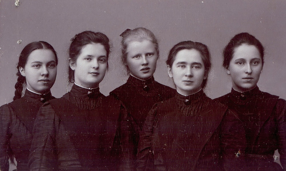 Fünf Konfirmandinnen der Abtei in Heiligen Grabe 1903 (Museum Kloster Stift zum Heiligengrabe CC BY-NC-SA)