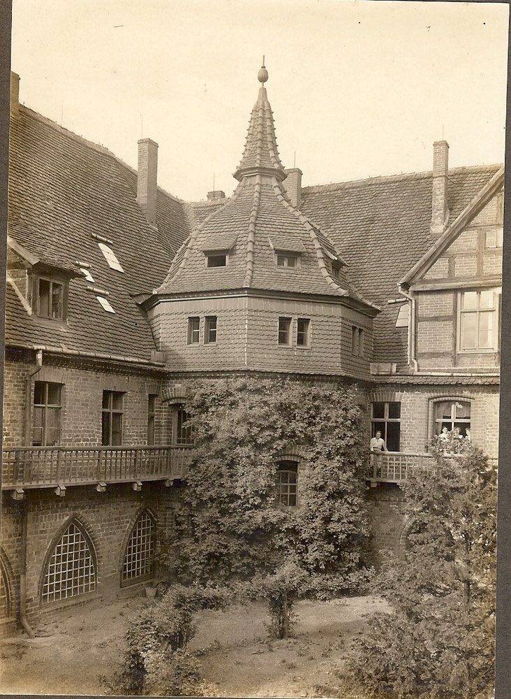 Innenansicht des Klosterhofes mit Kaiserturm (Museum Kloster Stift zum Heiligengrabe CC BY-NC-SA)