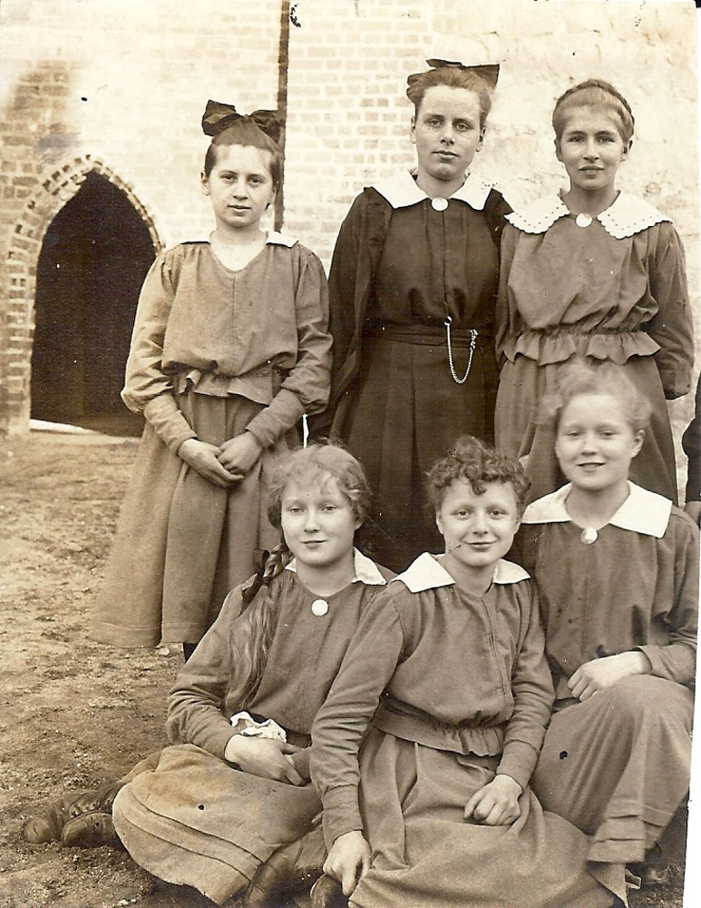 Sechs Stiftsschülerinnen vor der Abtei (Museum Kloster Stift zum Heiligengrabe CC BY-NC-SA)