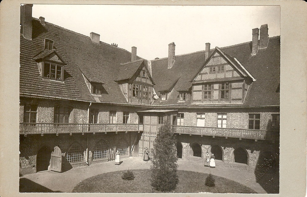 Klosterhof mit Stiftsdamen (Museum Kloster Stift zum Heiligengrabe CC BY-NC-SA)