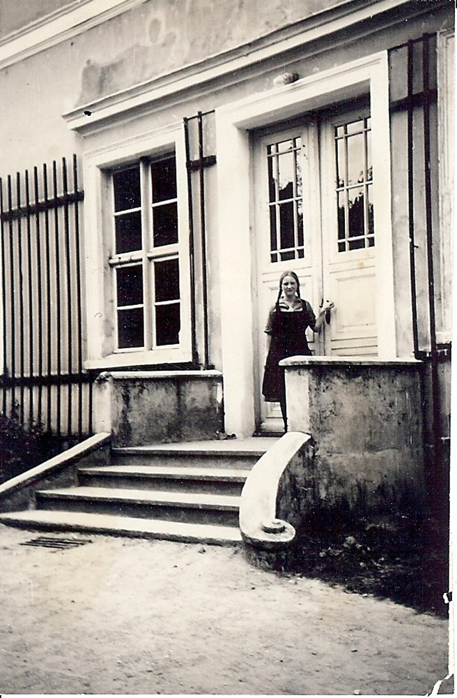 Edelgard von Schierstedt vor der Schultür (Museum Kloster Stift zum Heiligengrabe CC BY-NC-SA)