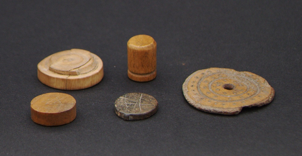 Verschiedene Spielsteine (Dominikanerkloster Prenzlau CC BY-NC-SA)