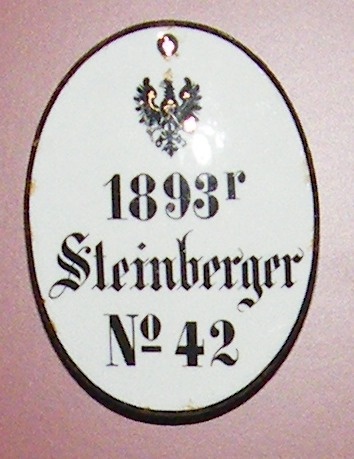 Weinregalschild, 1893r Steinberger № 42, XVIII (1) 28. (Stiftung Preußische Schlösser und Gärten Berlin-Brandenburg CC BY-NC-SA)