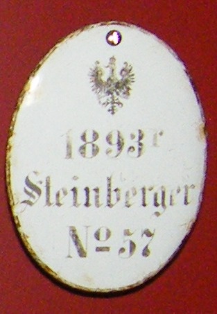 Weinregalschild, 1893r Steinberger № 57, XVIII (1) 30. (Stiftung Preußische Schlösser und Gärten Berlin-Brandenburg CC BY-NC-SA)