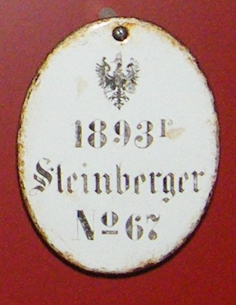 Weinregalschild, 1893r Steinberger № 67, XVIII (1) 34. (Stiftung Preußische Schlösser und Gärten Berlin-Brandenburg CC BY-NC-SA)