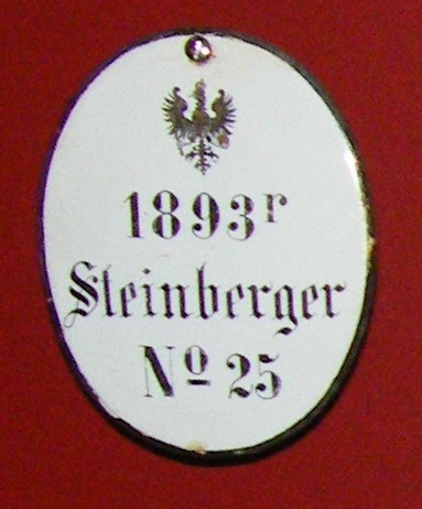 Weinregalschild, 1893r Steinberger № 25, XVIII (1) 26. (Stiftung Preußische Schlösser und Gärten Berlin-Brandenburg CC BY-NC-SA)