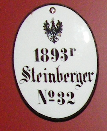 Weinregalschild, 1893r Steinberger № 32, XVIII (1) 27. (Stiftung Preußische Schlösser und Gärten Berlin-Brandenburg CC BY-NC-SA)
