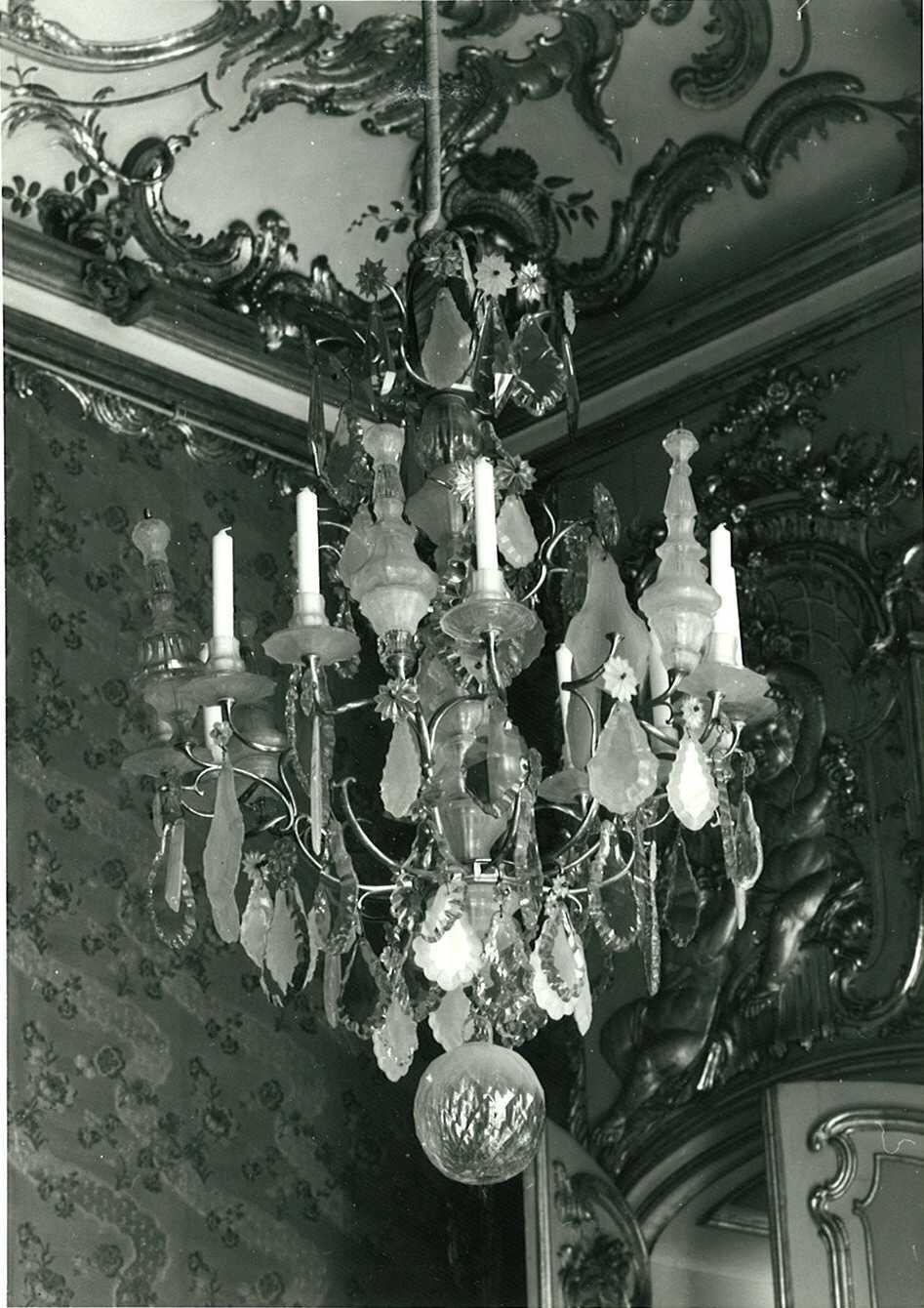 Kronleuchter mit Behang aus Glas, 12 Kerzen, VIII 502. (Stiftung Preußische Schlösser und Gärten Berlin-Brandenburg CC BY-NC-SA)
