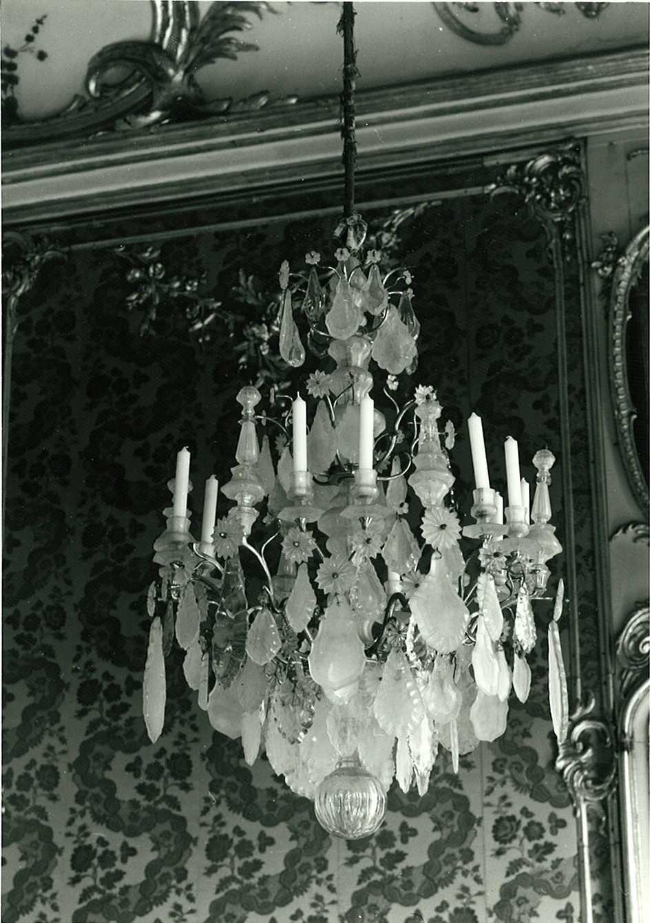 Kronleuchter mit Behang aus Glas, 12 Kerzen, VIII 508. (Stiftung Preußische Schlösser und Gärten Berlin-Brandenburg CC BY-NC-SA)