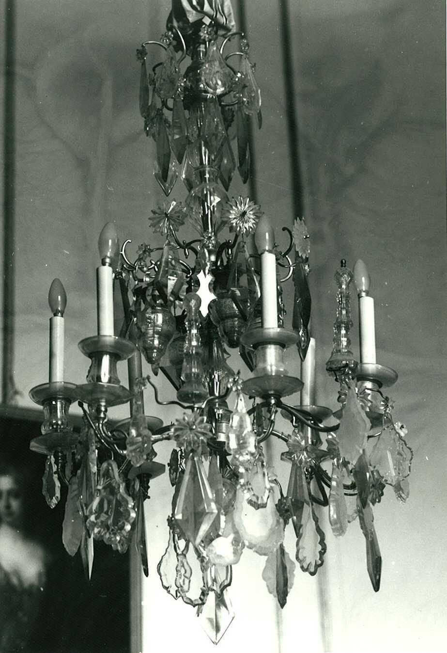 Kronleuchter mit Behang aus Glas, 6 Kerzen + 4 Hängelampen, VIII 516. (Stiftung Preußische Schlösser und Gärten Berlin-Brandenburg CC BY-NC-SA)