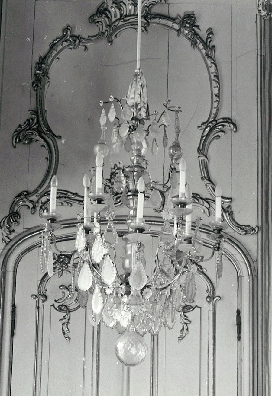 Kronleuchter mit Behang aus Glas, 12 Kerzen (elektrifiziert), VIII 610. (Stiftung Preußische Schlösser und Gärten Berlin-Brandenburg CC BY-NC-SA)