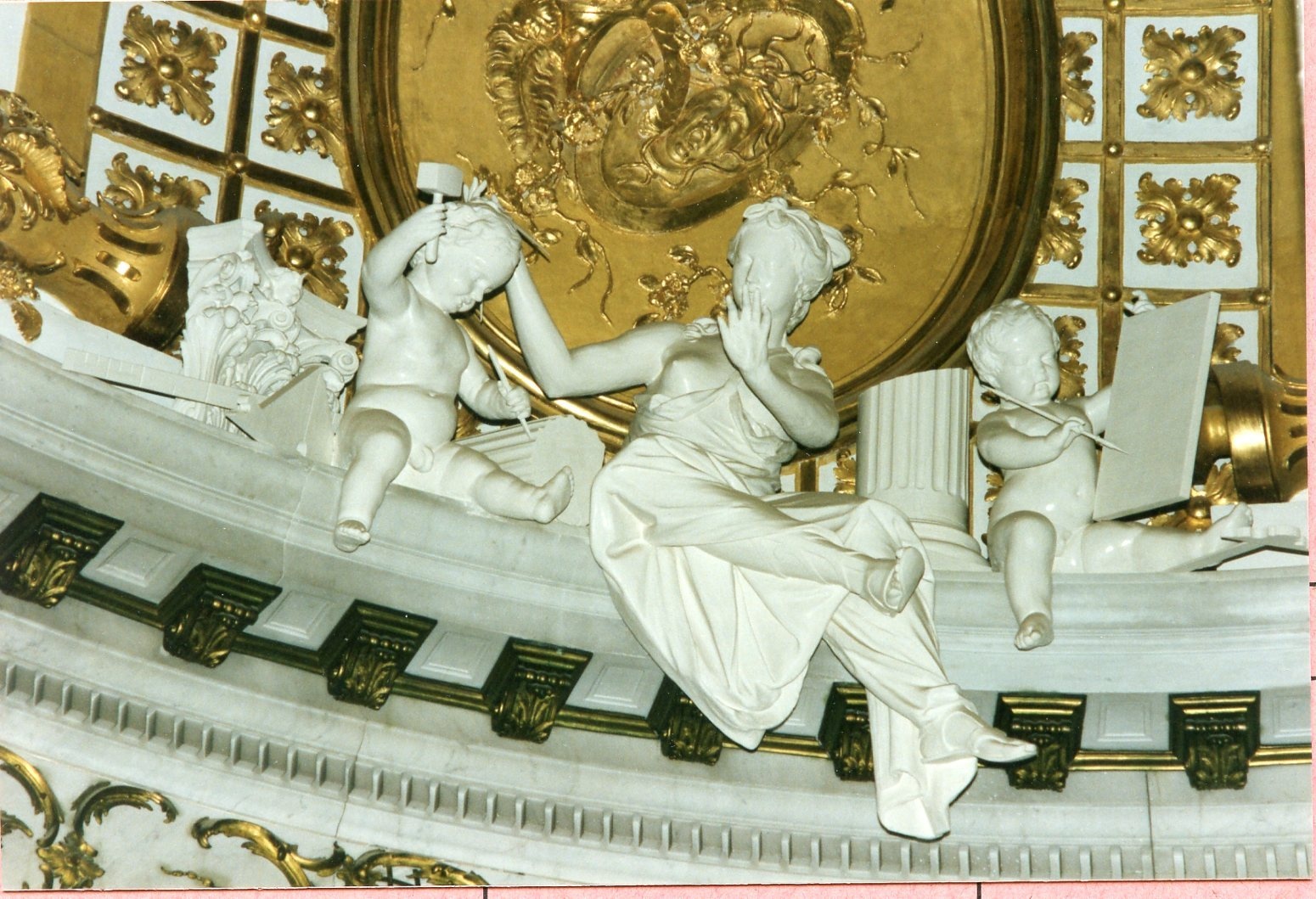 Ebenhecht, Georg Franz: Allegorie "Die Architektur", 1745-1747, Stuck, Skulpt.slg. 235. (Stiftung Preußische Schlösser und Gärten Berlin-Brandenburg CC BY-NC-SA)