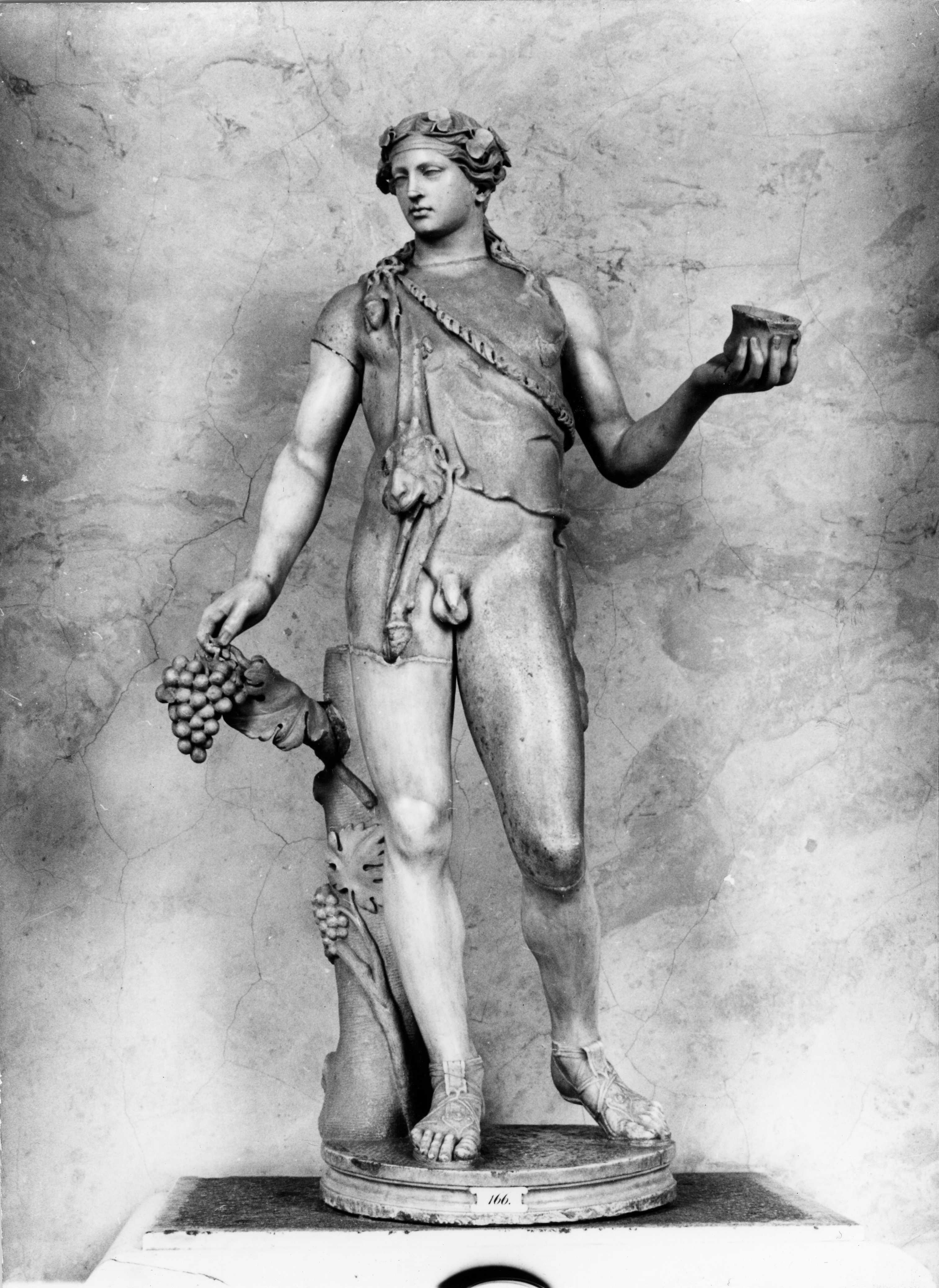 Unbekannter Künstler der Antike: Statue des Dionysos, 3. Viertel 2. Jh., Marmor, Skulpt.slg. 197. (Stiftung Preußische Schlösser und Gärten Berlin-Brandenburg CC BY-NC-SA)