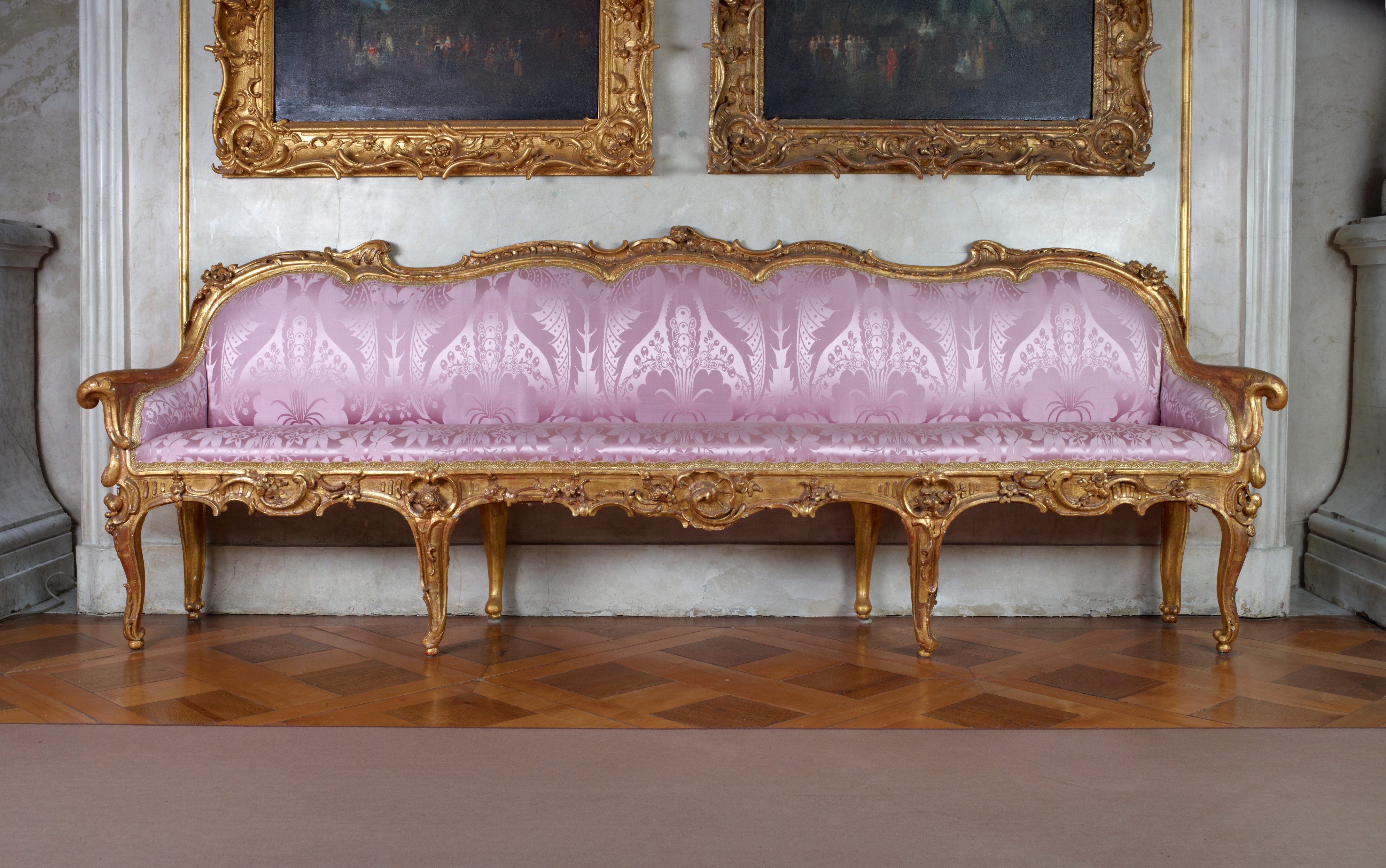 Sofa aus der kleinen Galerie von Schloss Sanssouci, IV 624. (Stiftung Preußische Schlösser und Gärten Berlin-Brandenburg CC BY-NC-SA)