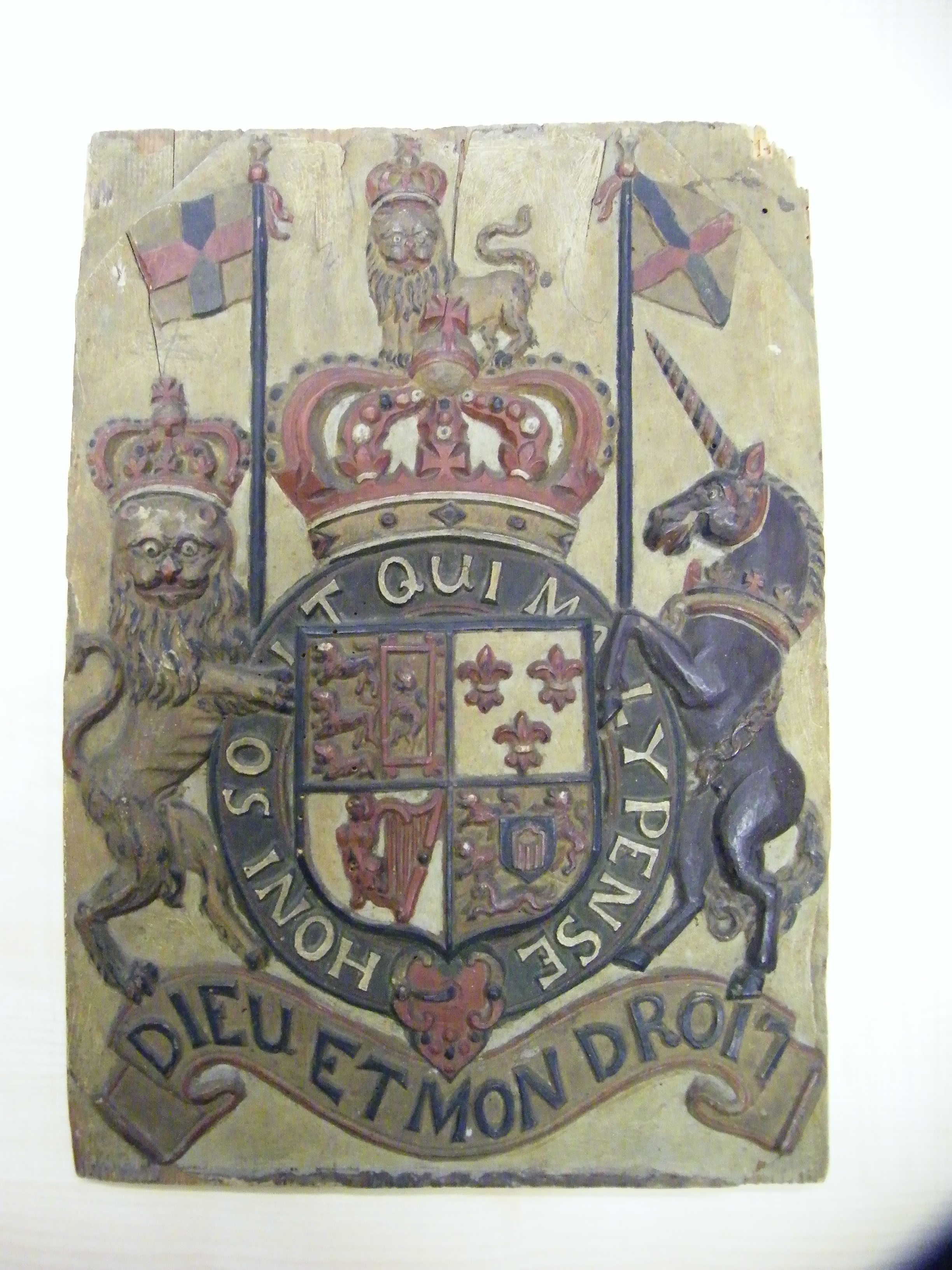 Holzplatte mit englischem Wappen, XI 4. (Stiftung Preußische Schlösser und Gärten Berlin-Brandenburg CC BY-NC-SA)