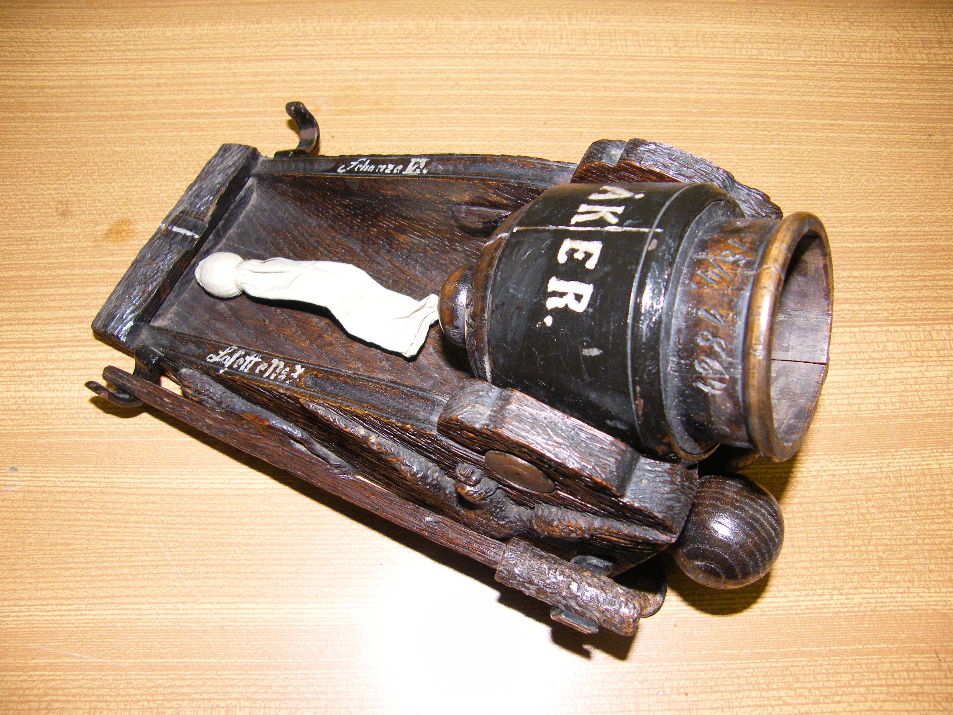 Schreibzeug (Tintenfasshalter) in Form einer Kanone, XI 9. (Stiftung Preußische Schlösser und Gärten Berlin-Brandenburg CC BY-NC-SA)