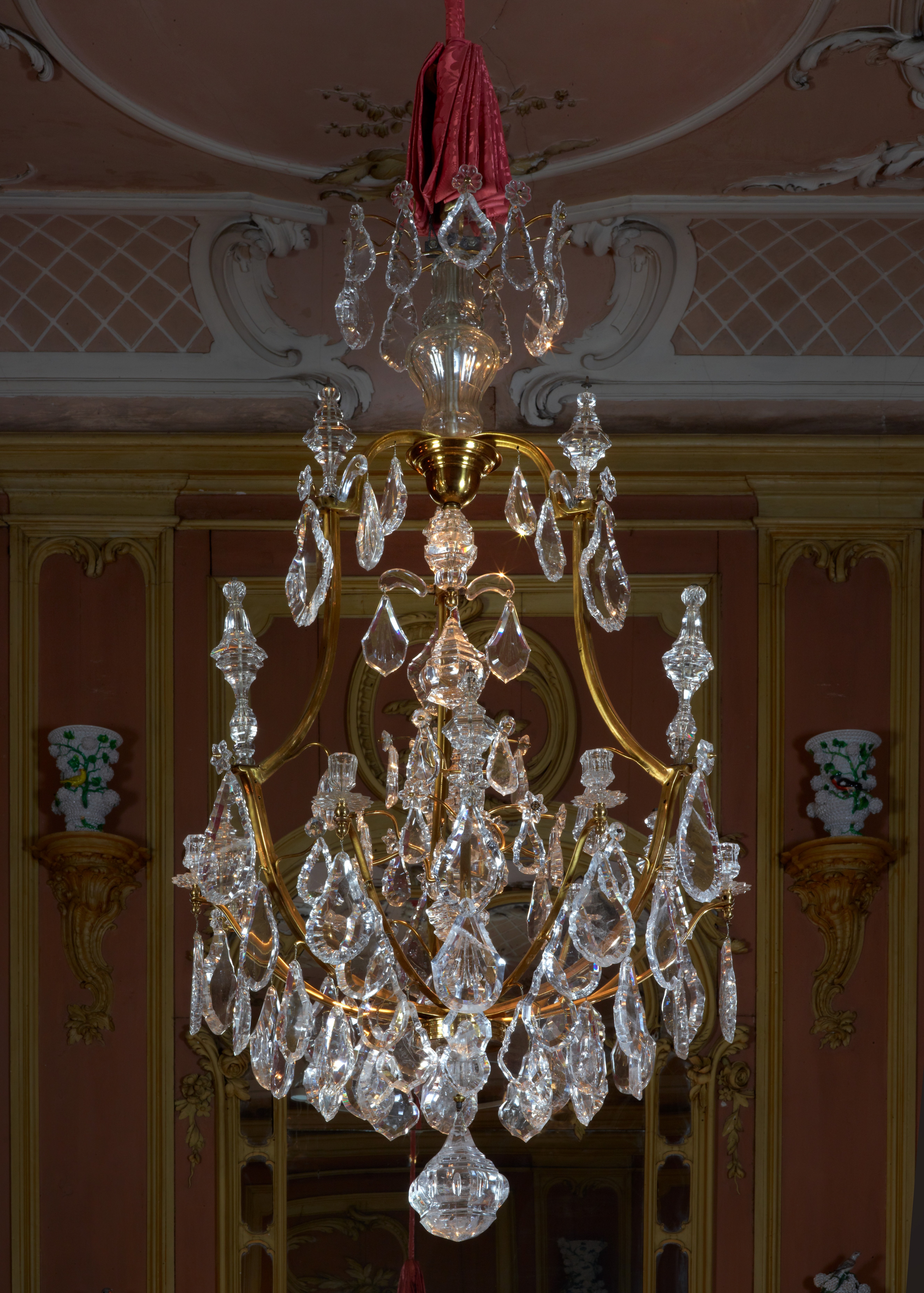 Kronleuchter mit Behang aus Bergkristall, 6 Kerzen, VIII 542. (Stiftung Preußische Schlösser und Gärten Berlin-Brandenburg CC BY-NC-SA)
