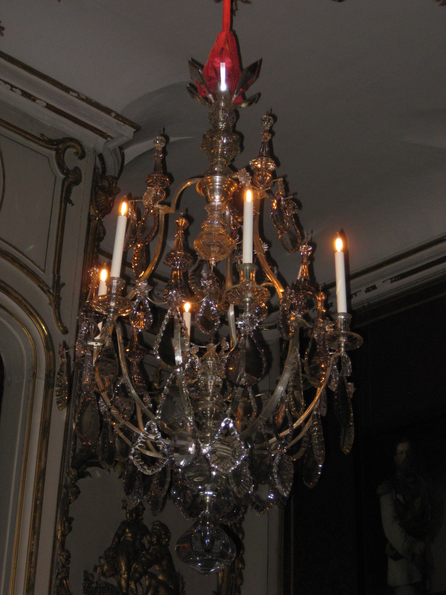 Kronleuchter mit Behang aus Glas, 6 Kerzen, elektrifiziert, VIII 543. (Stiftung Preußische Schlösser und Gärten Berlin-Brandenburg CC BY-NC-SA)
