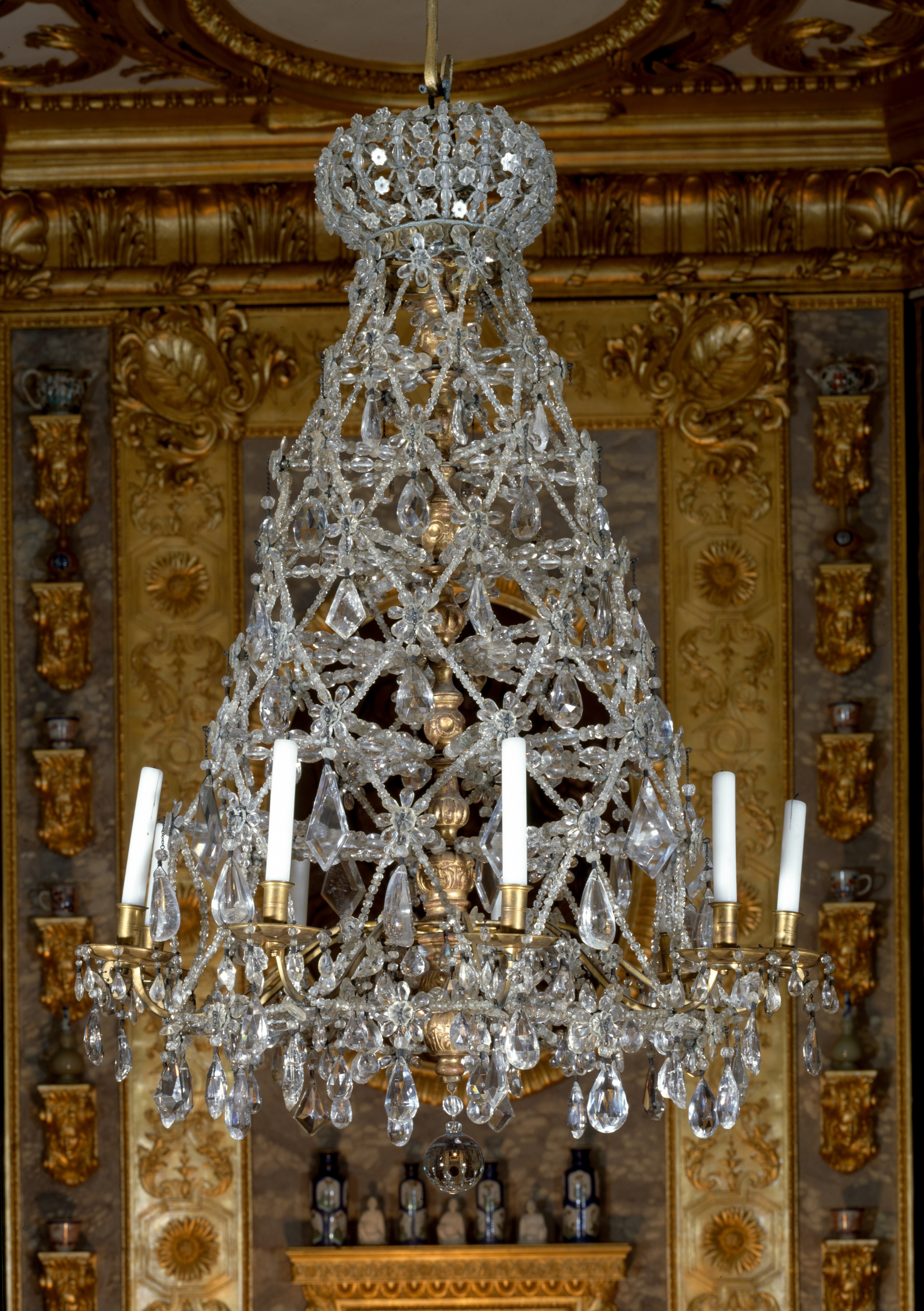 Perlkronleuchter mit Behang aus Bergkristall und Glas, 9 Kerzen, VIII 1233. (Stiftung Preußische Schlösser und Gärten Berlin-Brandenburg CC BY-NC-SA)