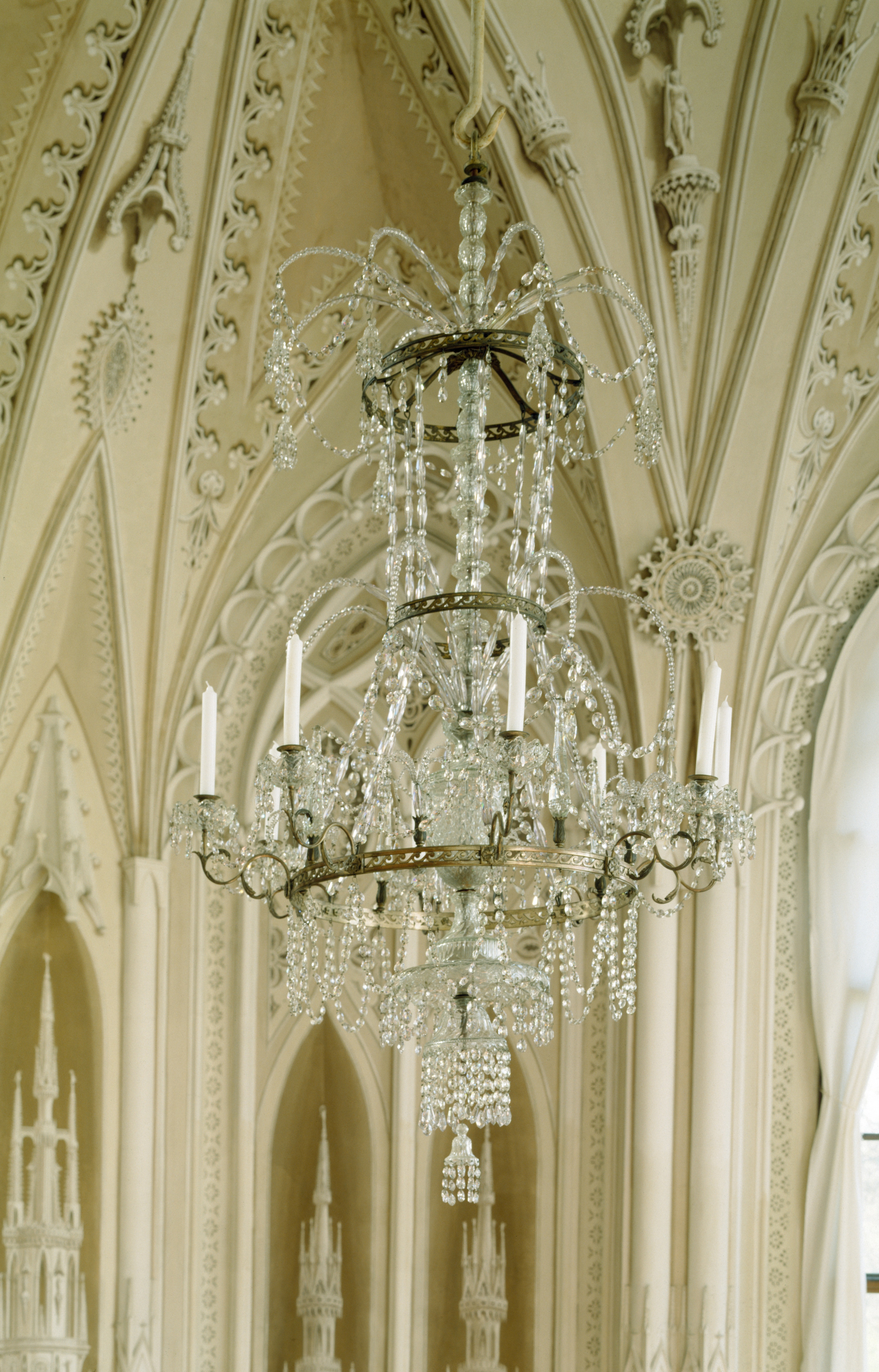 Kronleuchter mit Behang aus Glas, 8 Kerzen, VIII 1347. (Stiftung Preußische Schlösser und Gärten Berlin-Brandenburg CC BY-NC-SA)