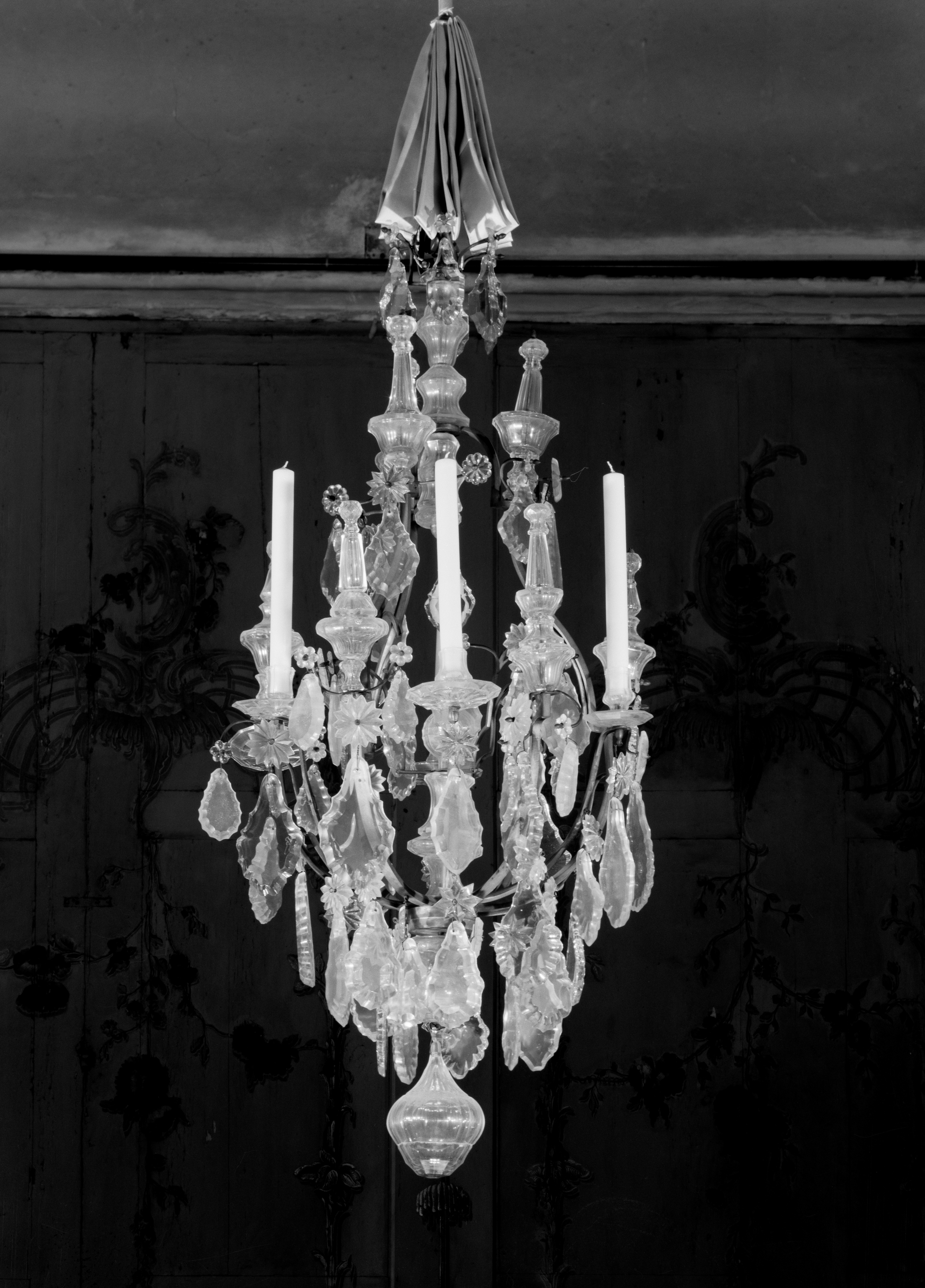 Kronleuchter mit Behang aus Glas, 6 Kerzen, VIII 433. (Stiftung Preußische Schlösser und Gärten Berlin-Brandenburg CC BY-NC-SA)