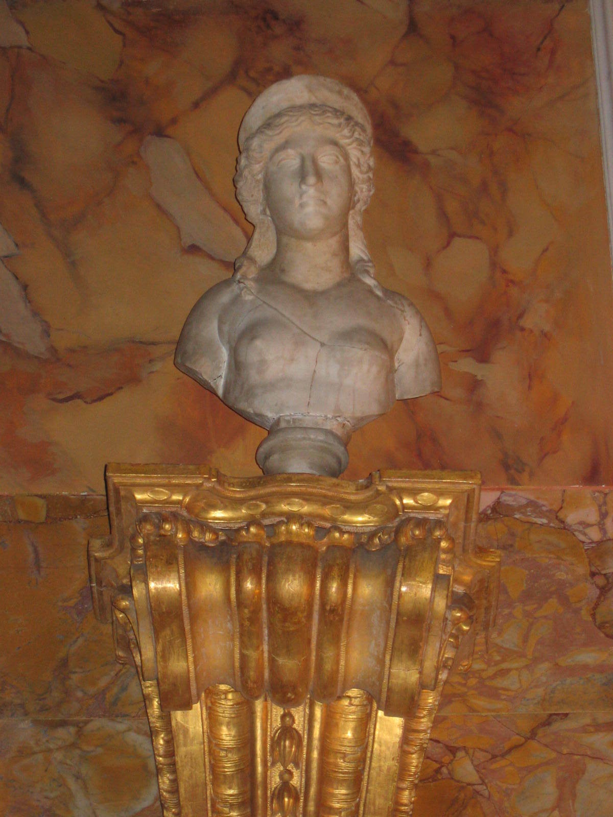 Oberteil einer Statue der Aphrodite, aus einem älteren Werk umgearbeitet, neuzeitlich als Büste ergänzt, Skulpt.slg. 330. (Stiftung Preußische Schlösser und Gärten Berlin-Brandenburg CC BY-NC-SA)