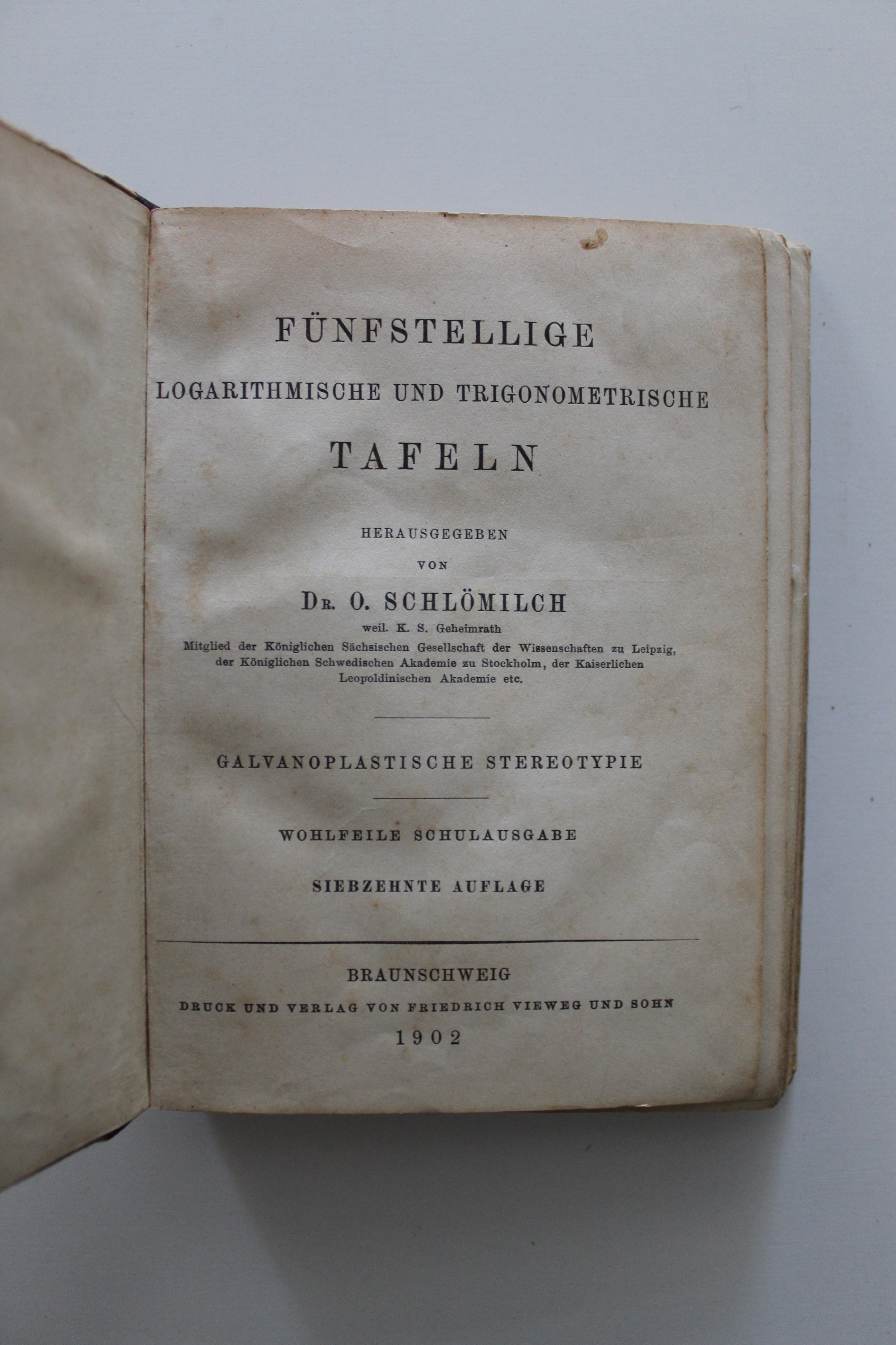 Schlömilch, Oskar. Fünfstellige logarithmische und trigonometrische Tafeln. (Reckahner Museen CC BY-NC-SA)
