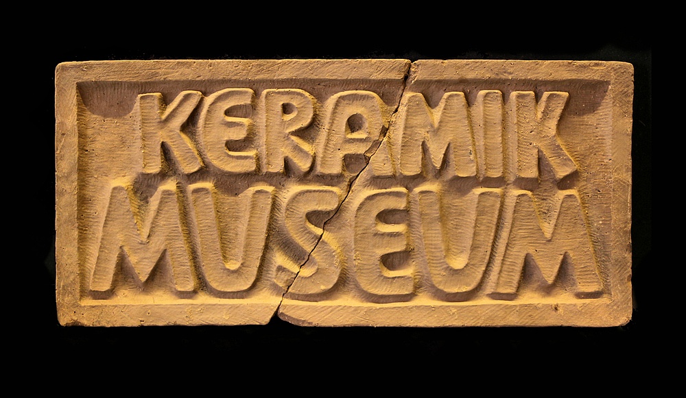 Schriftplatte (Ofen- und Keramikmuseum Velten CC BY-NC-SA)