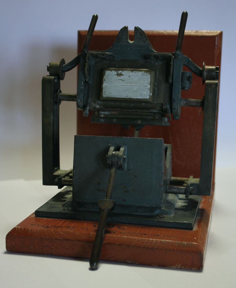 Modell einer Kachelpresse (Ofen- und Keramikmuseum Velten CC BY-NC-SA)