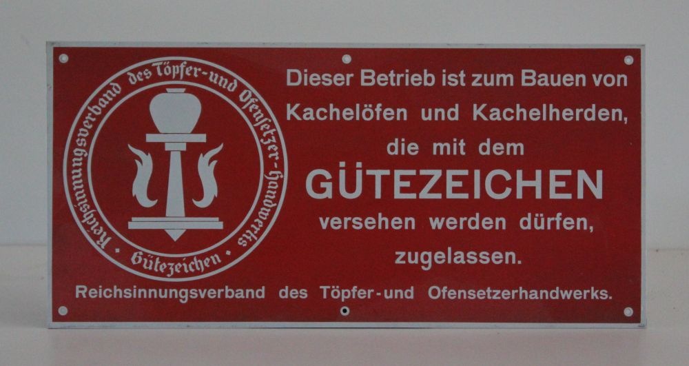 Schild Gütezeichen des Reichsinnungsverbandes des Töpfer- und Ofensetzerhandwerks (Ofen- und Keramikmuseum Velten CC BY-NC-SA)