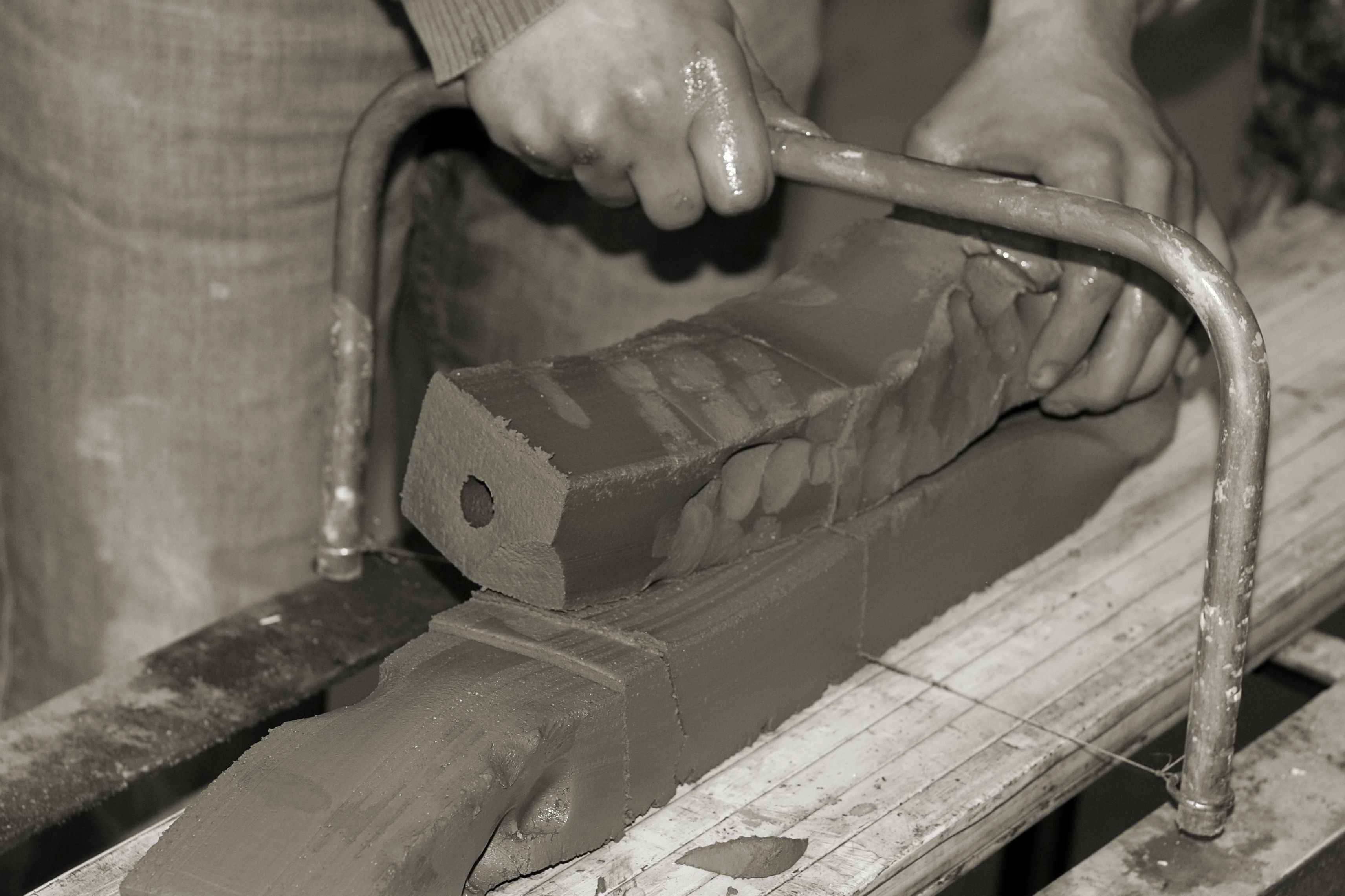 Zuschneiden des Tons (Ofen- und Keramikmuseum Velten CC BY-NC-SA)