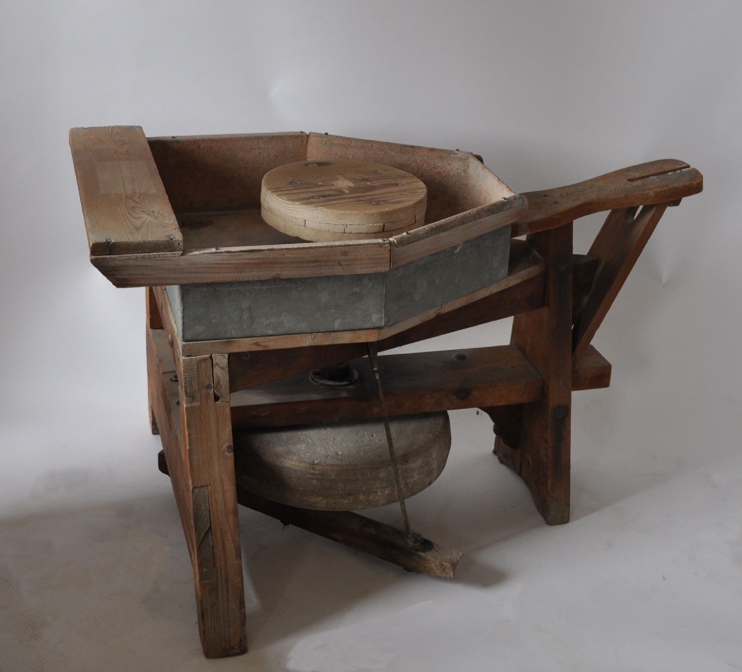Töpferscheibe aus der Hedwig Bollhagen Werkstatt (Ofen- und Keramikmuseum Velten CC BY-NC-SA)