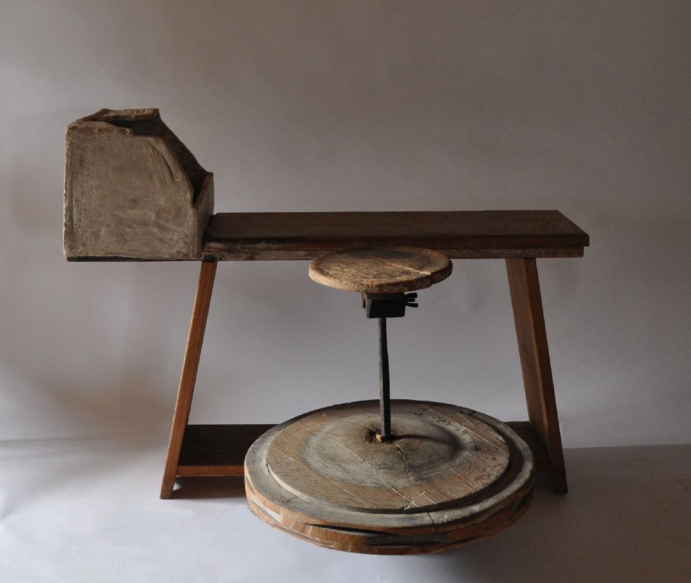 Töpferscheibe mit Fußbetrieb und Tonkasten (Ofen- und Keramikmuseum Velten CC BY-NC-SA)