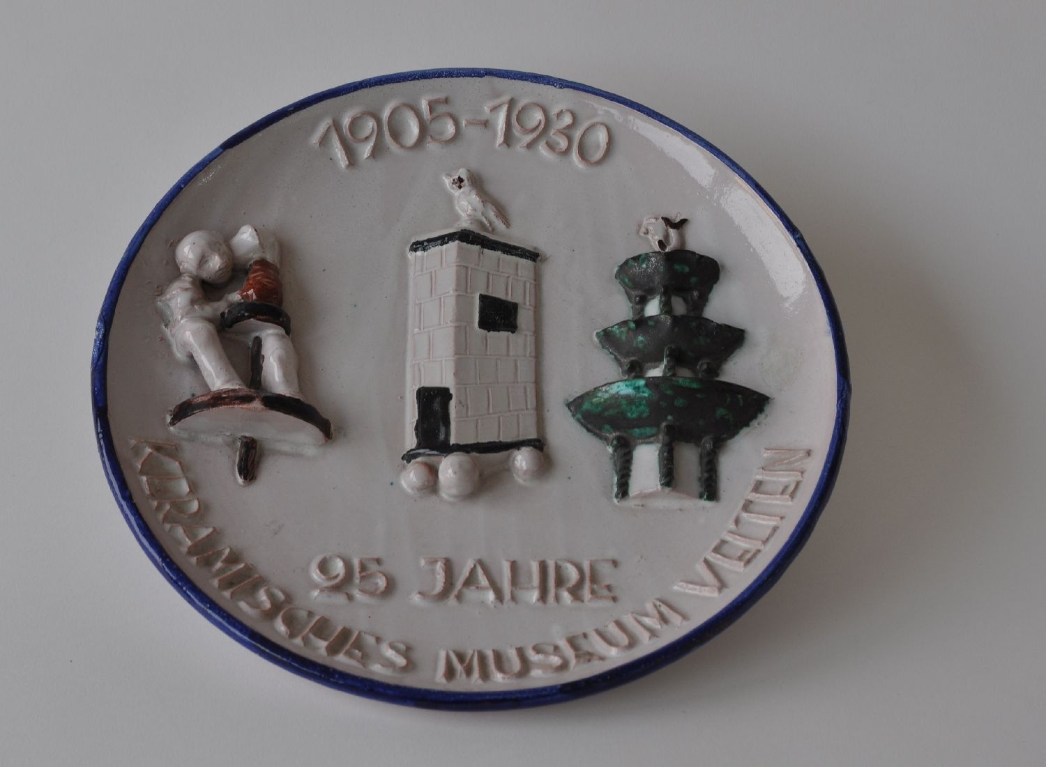 Jubiläumswandteller 1905-1930, 25 Jahre Keramisches Museum Velten (Ofen- und Keramikmuseum Velten CC BY-NC-SA)