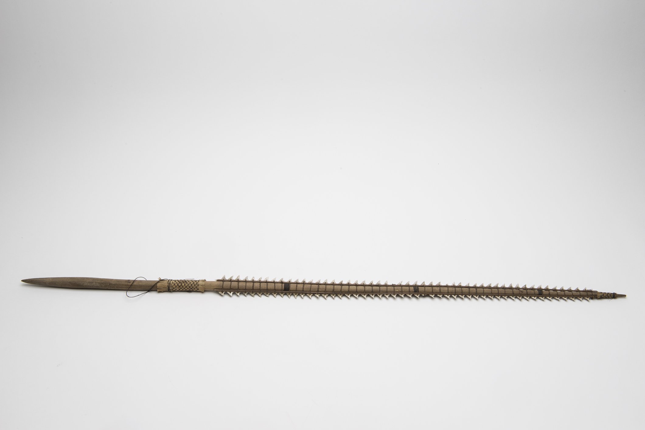 D00292 Schwert mit Haizähnen (Übersee-Museum Bremen CC BY-SA)