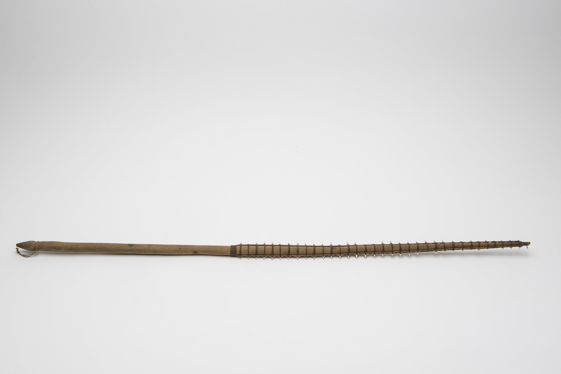 D00297 Schwert mit Haizähnen (Übersee-Museum Bremen CC BY-SA)