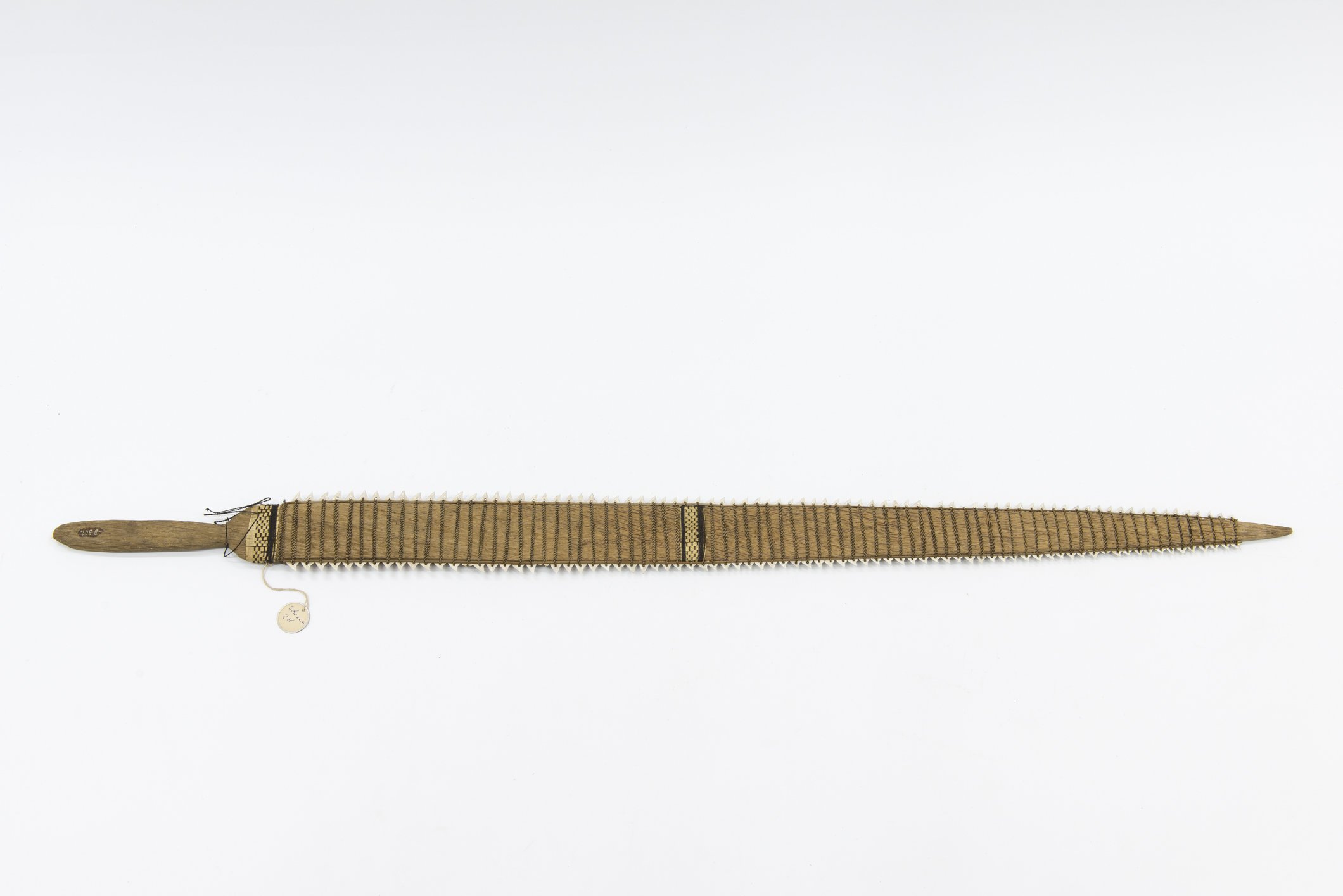 D00302 Schwert mit Haizähnen (Übersee-Museum Bremen CC BY-SA)