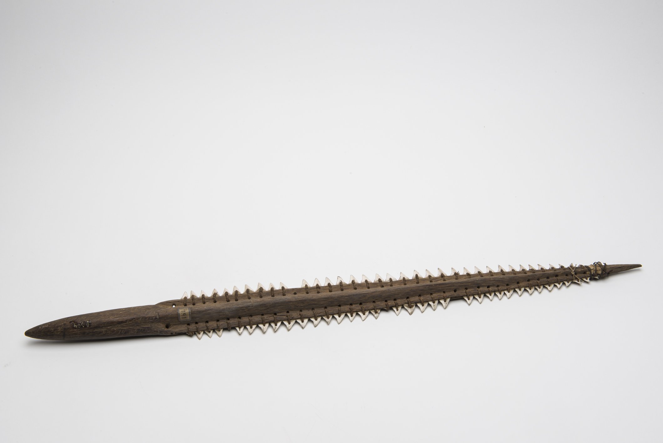 D00304 Schwert mit Haizähnen (Übersee-Museum Bremen CC BY-SA)
